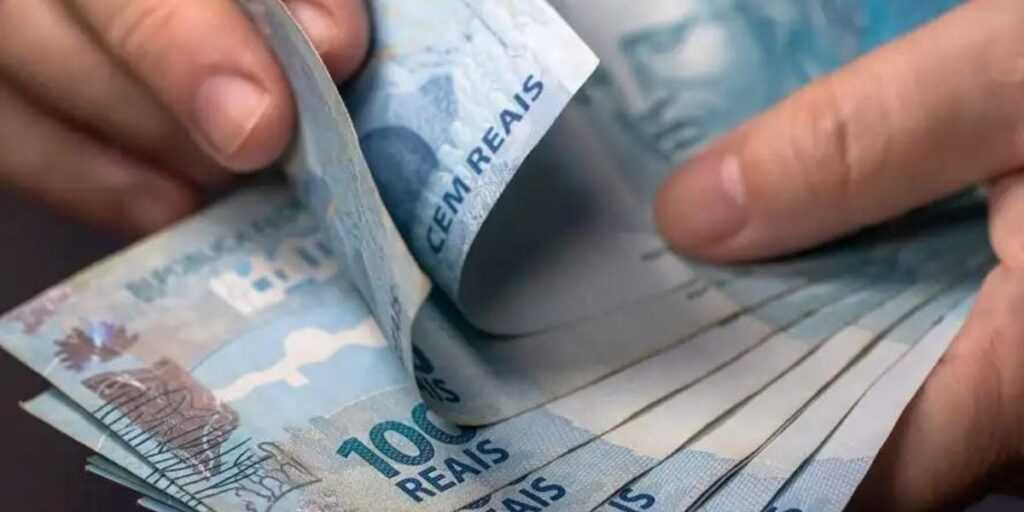 alerta:-se-voce-trabalhou-com-carteira-assinada-em-2022-podera-sacar-1,3-mil-reais-e-precisa-saber-agora