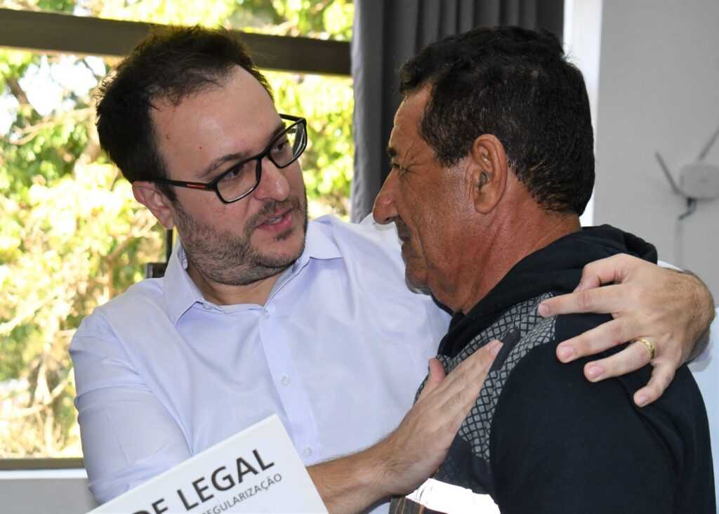 40-familias-recebem-titulos-de-propriedade-para-imoveis-dos-jardins-eldorado-ii-e-orquideas