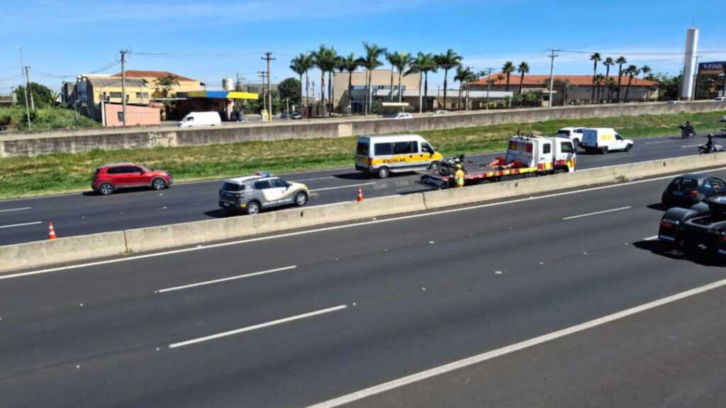 motociclista-morre-apos-bater-na-traseira-de-caminhao-na-via-anhanguera,-em-sumare
