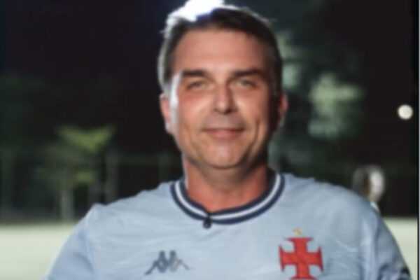 flavio-bolsonaro-faz-gols-e-compara-vitoria-em-pelada-as-eleicoes