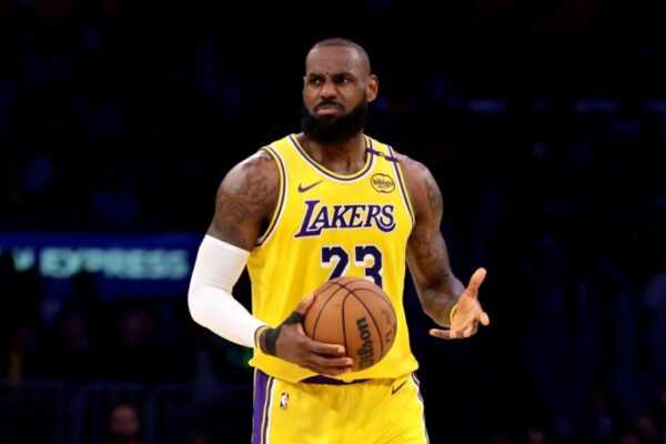 nba:-lebron-james-bate-boca-com-torcedor-apos-derrota-nos-playoffs