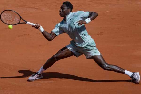 tenis:-frances-de-17-anos-alcanca-feito-historico-em-roland-garros