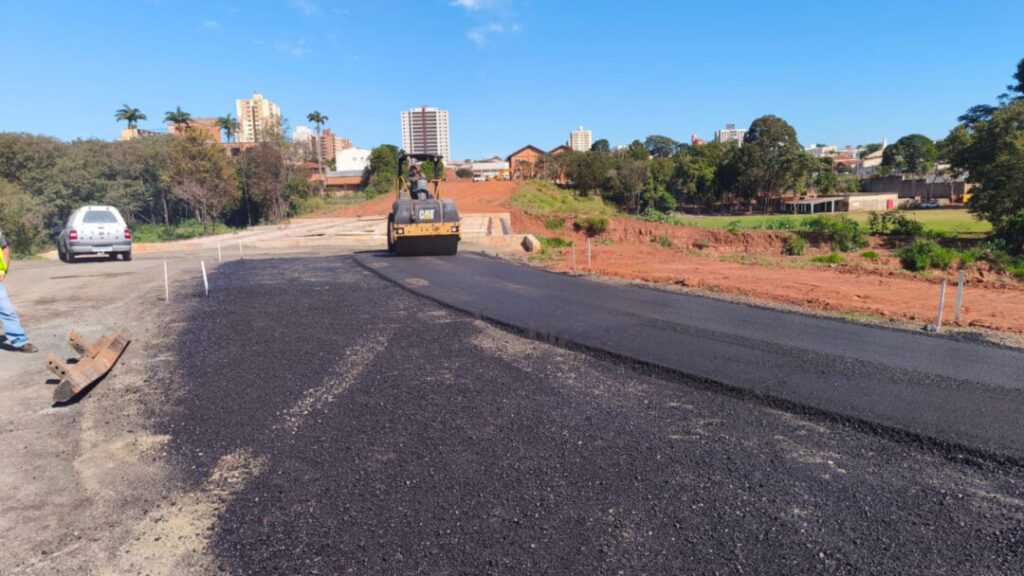 Novo viaduto da Avenida Mancini sobre o Ribeirão Quilombo, em Sumaré, começa a ser asfaltado novo-viaduto-da-avenida-mancini-sobre-o-ribeirao-quilombo,-em-sumare,-comeca-a-ser-asfaltado
