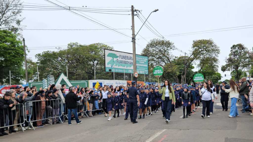 Em desfile, alunos, professores e pais evidenciam novo modelo cívico-militar em escolas de Sumaré em-desfile,-alunos,-professores-e-pais-destacam-novo-modelo-civico-militar-em-escolas-de-sumare