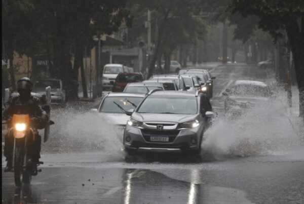 rio-tem-alerta-severo-para-rajadas-de-vento,-pancadas-de-chuva-e-raios