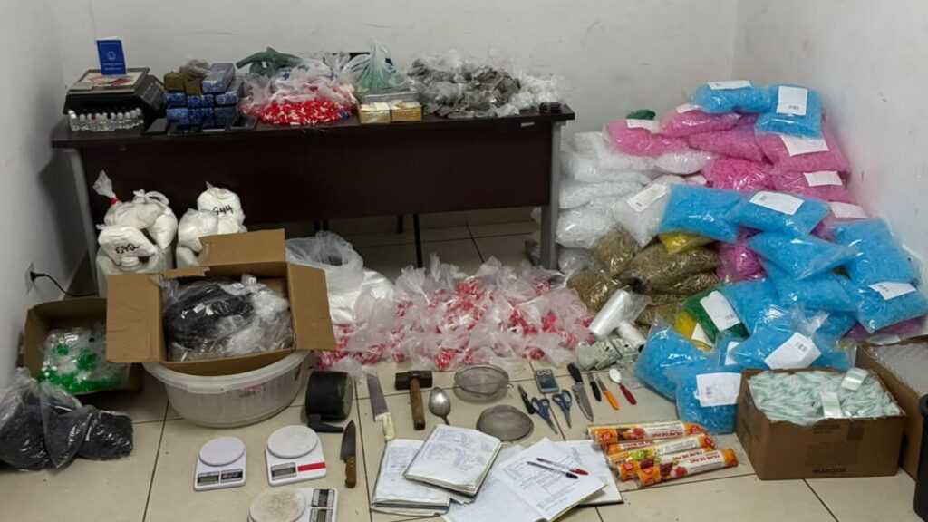 pm-estoura-‘casa-bomba’,-apreende-26,6-kg-de-drogas-e-prende-quatro-suspeitos-em-sumare