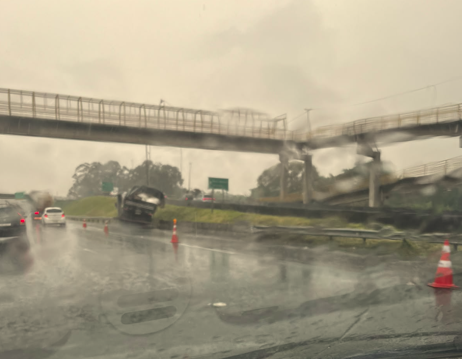 Carreta perde o controle e atinge guardrail na Anhanguera em Sumaré carreta-perde-o-controle-e-atinge-guardrail-na-anhanguera-em-sumare